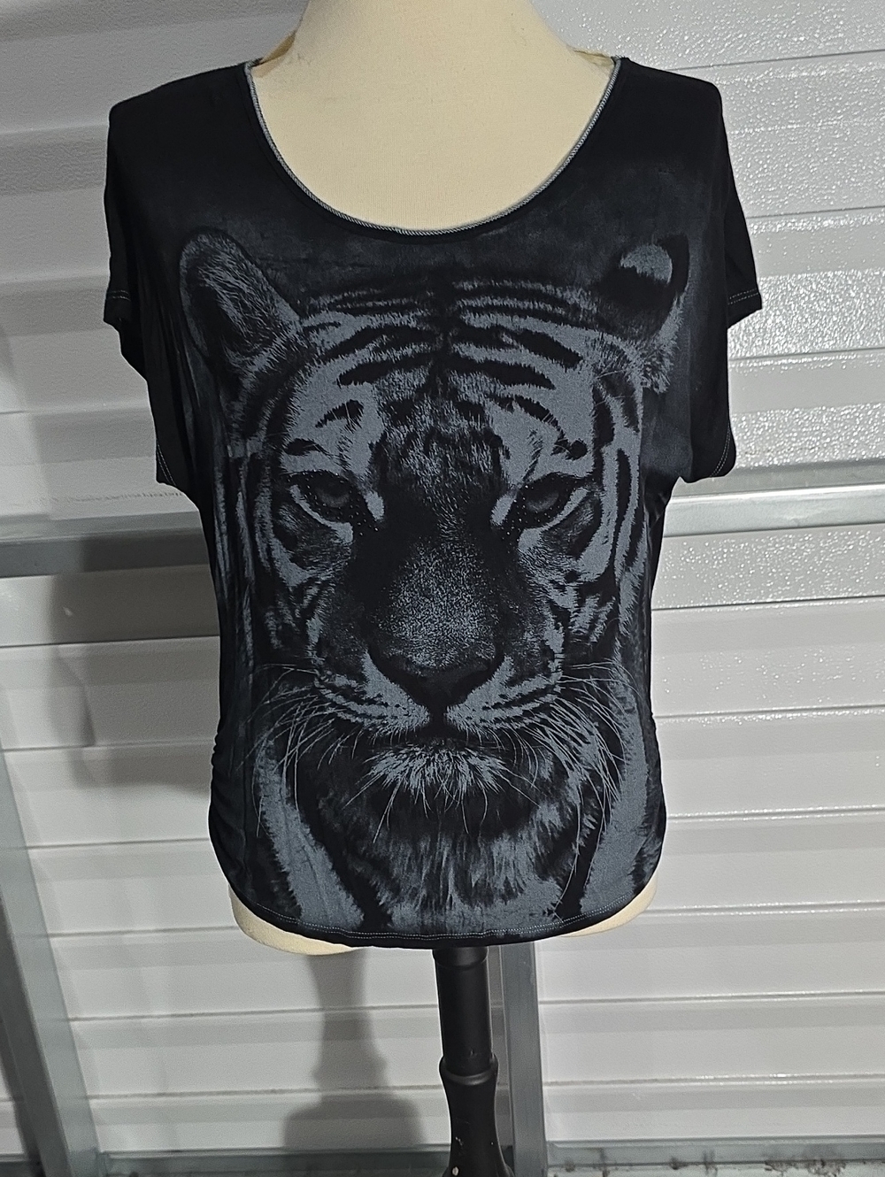 Skinny Minnie Black Short-Sleeve Tiger Face Tee Size Large